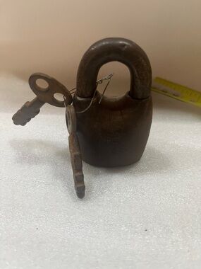 Antique-Style Brown Rustic Padlock Wall Decor with Keys